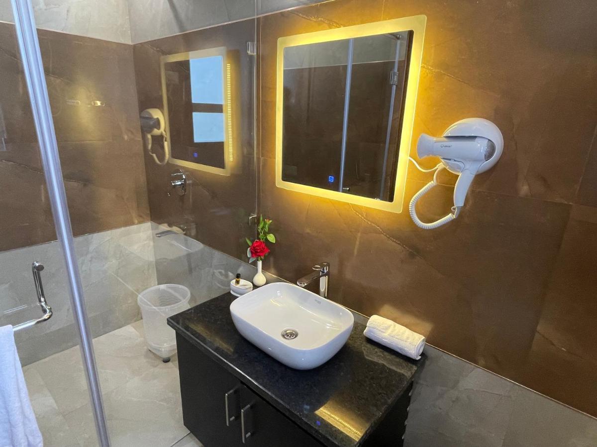 Hotel Malbork Inn Rajouri Garden Delhi - Couple Friendly Local Ids Accepted New Delhi Eksteriør bilde